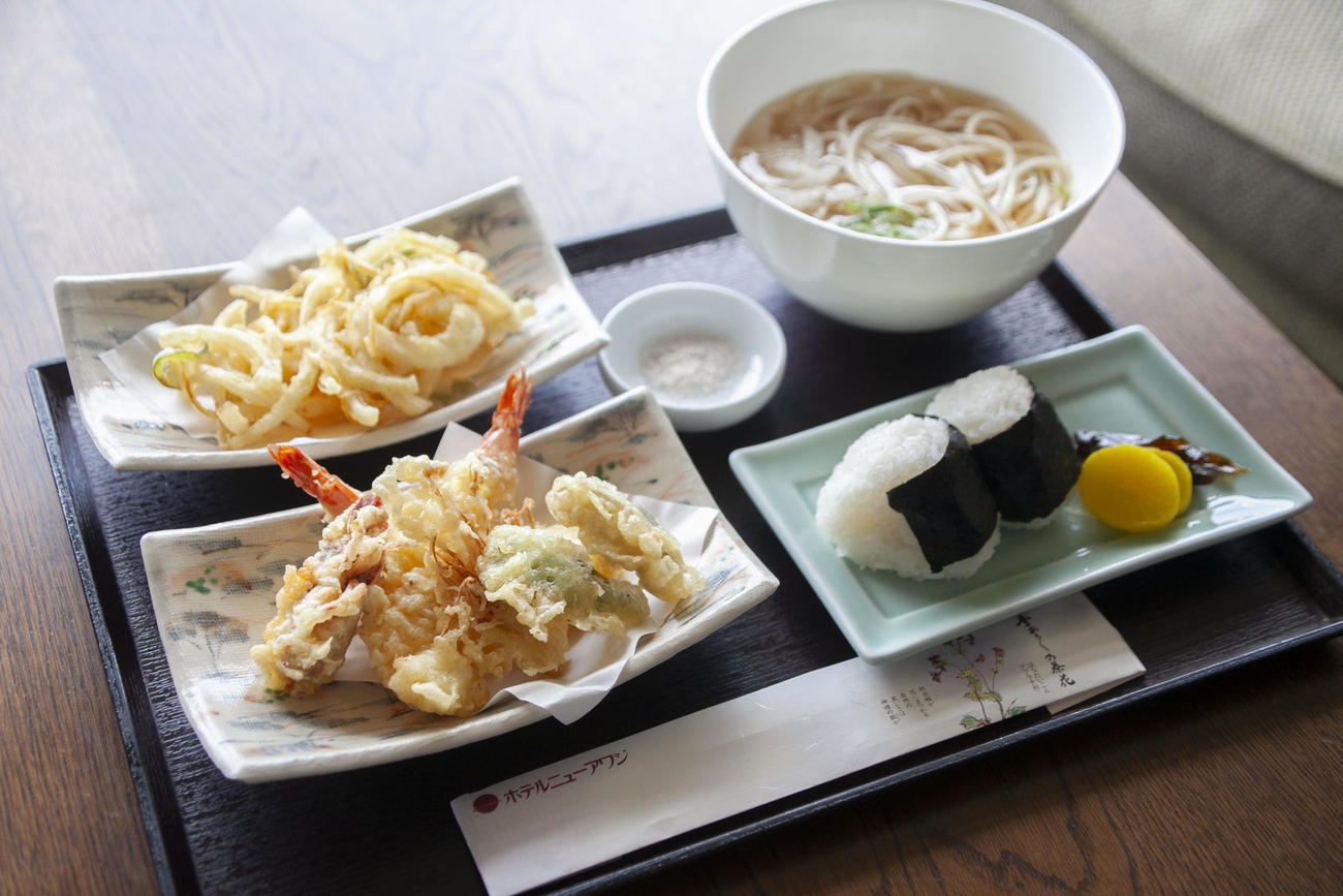 藤井聡太棋聖の昼食「足赤海老の天婦羅ぬーどる」「淡路島玉ねぎのかき揚げ天」（日本将棋連盟提供）