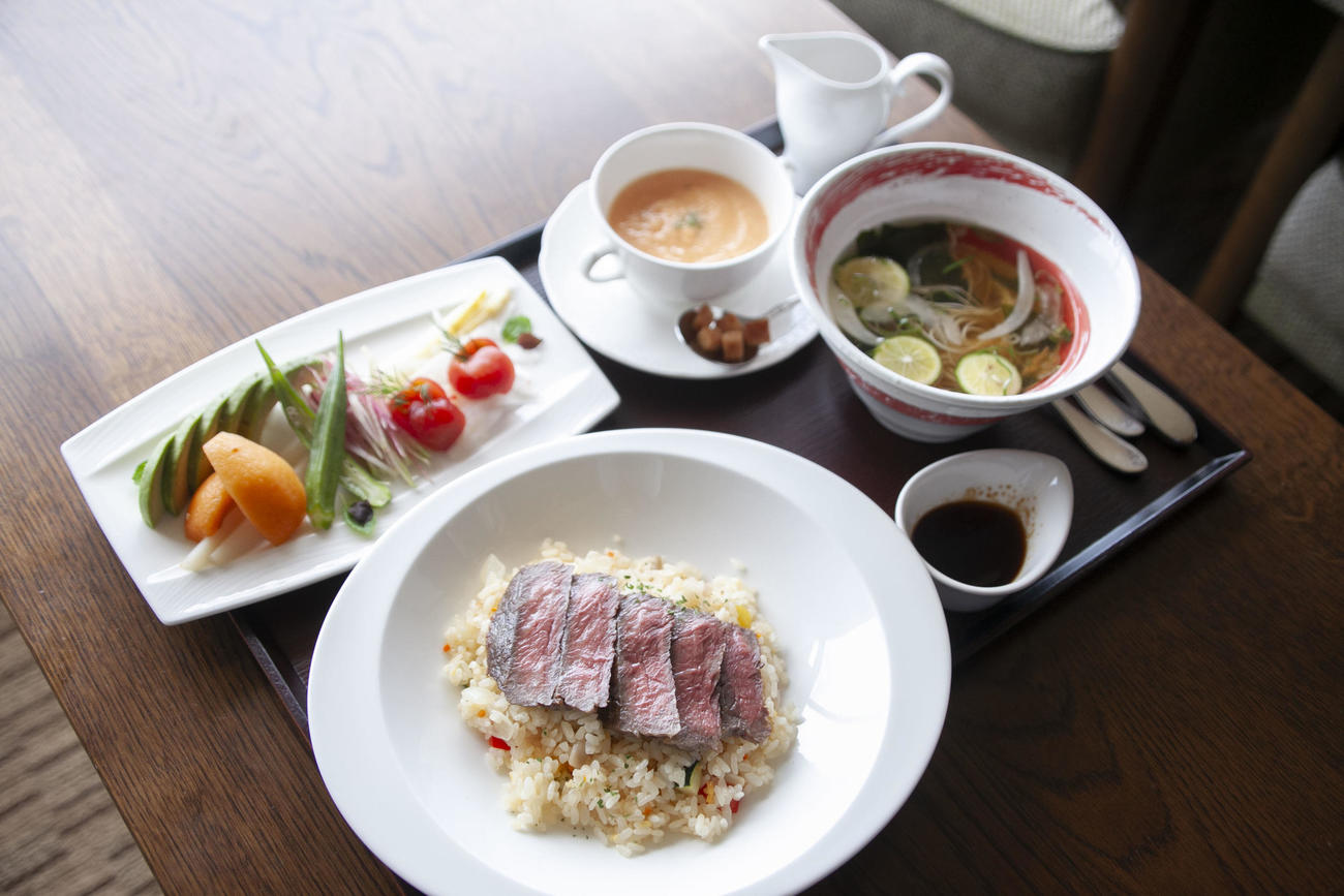 杉本和陽六段の昼食「淡路牛ステーキピラフ」「淡路島手延べそうめん」（日本将棋連盟提供）