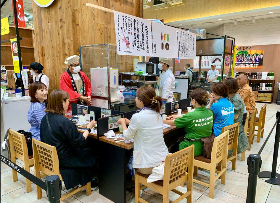 土佐のお酒や土佐巻き、田舎ずしを求めてにぎわうイートインスペース
