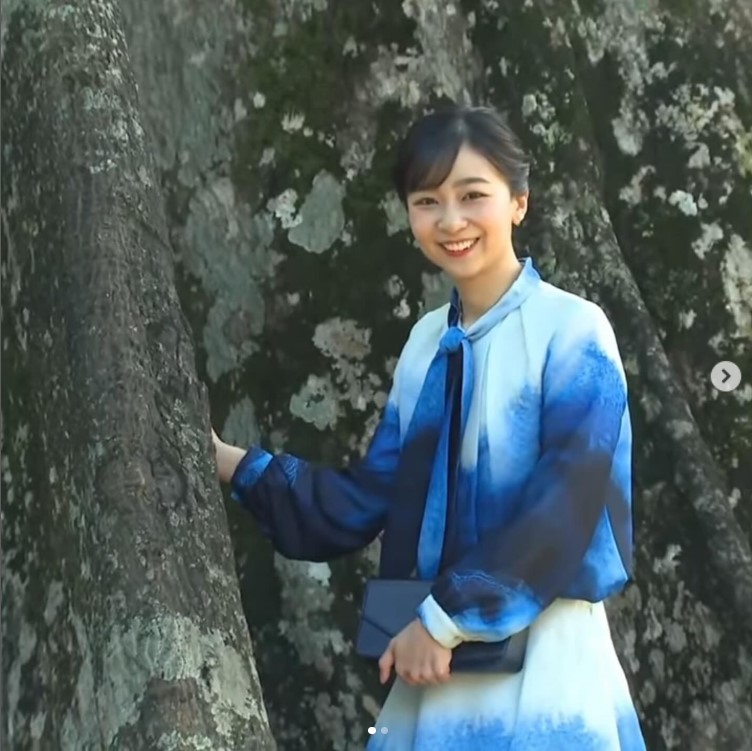 アキコオガワのグラデーションプリントのブラウスとフレアスカートをご着用された佳子さま（AKIKO OGAWA.のインスタグラムから）