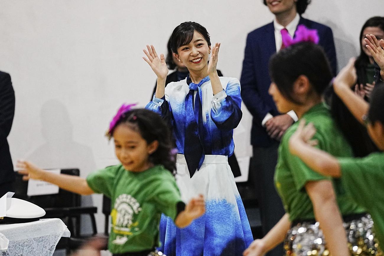 日系協会を訪れ、歓迎行事で子どもらの踊るサンバをご覧になる秋篠宮家の次女佳子さま（共同）＝25年６月13日