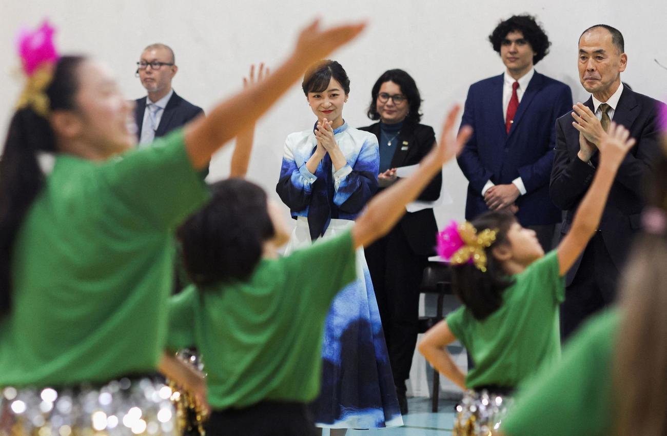 日系協会を訪れ、歓迎行事で子どもらの踊るサンバをご覧になる佳子さま（ロイター）＝25年６月13日