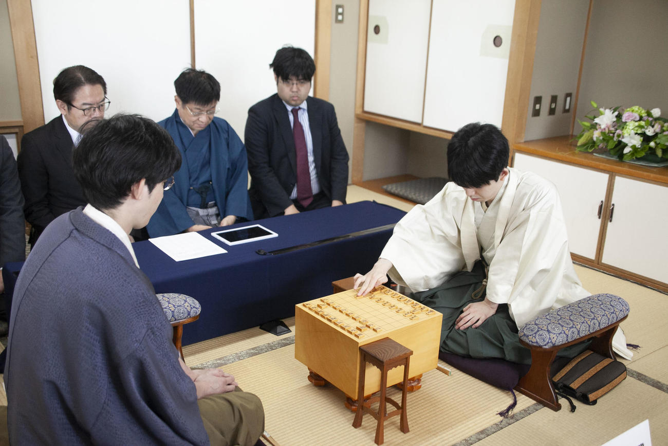 棋聖戦5番勝負第2局に臨んだ藤井聡太棋聖（右）杉本和陽六段（日本将棋連盟提供）