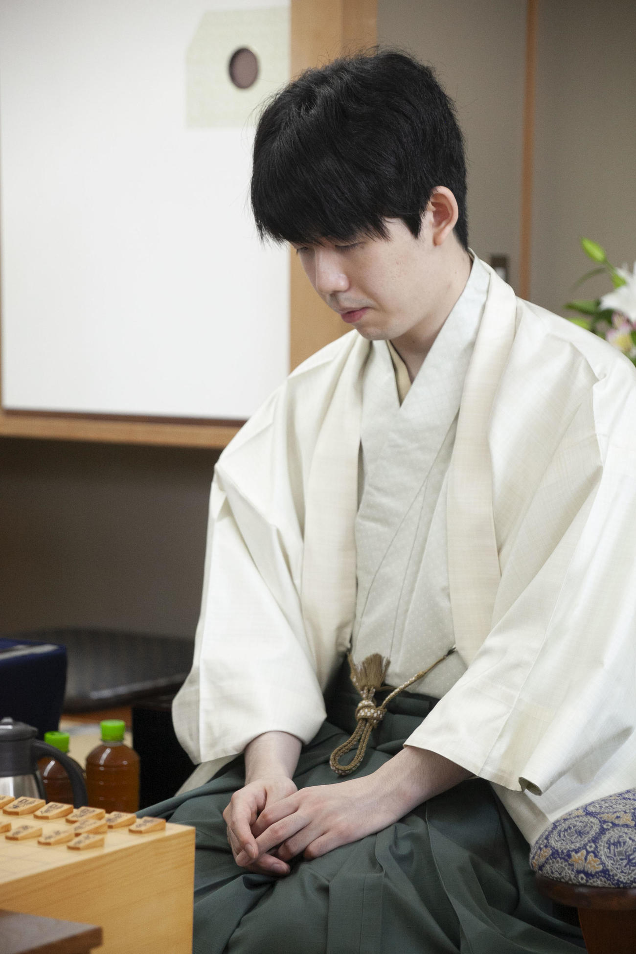 棋聖戦5番勝負第2局に臨んだ藤井聡太棋聖（日本将棋連盟提供）
