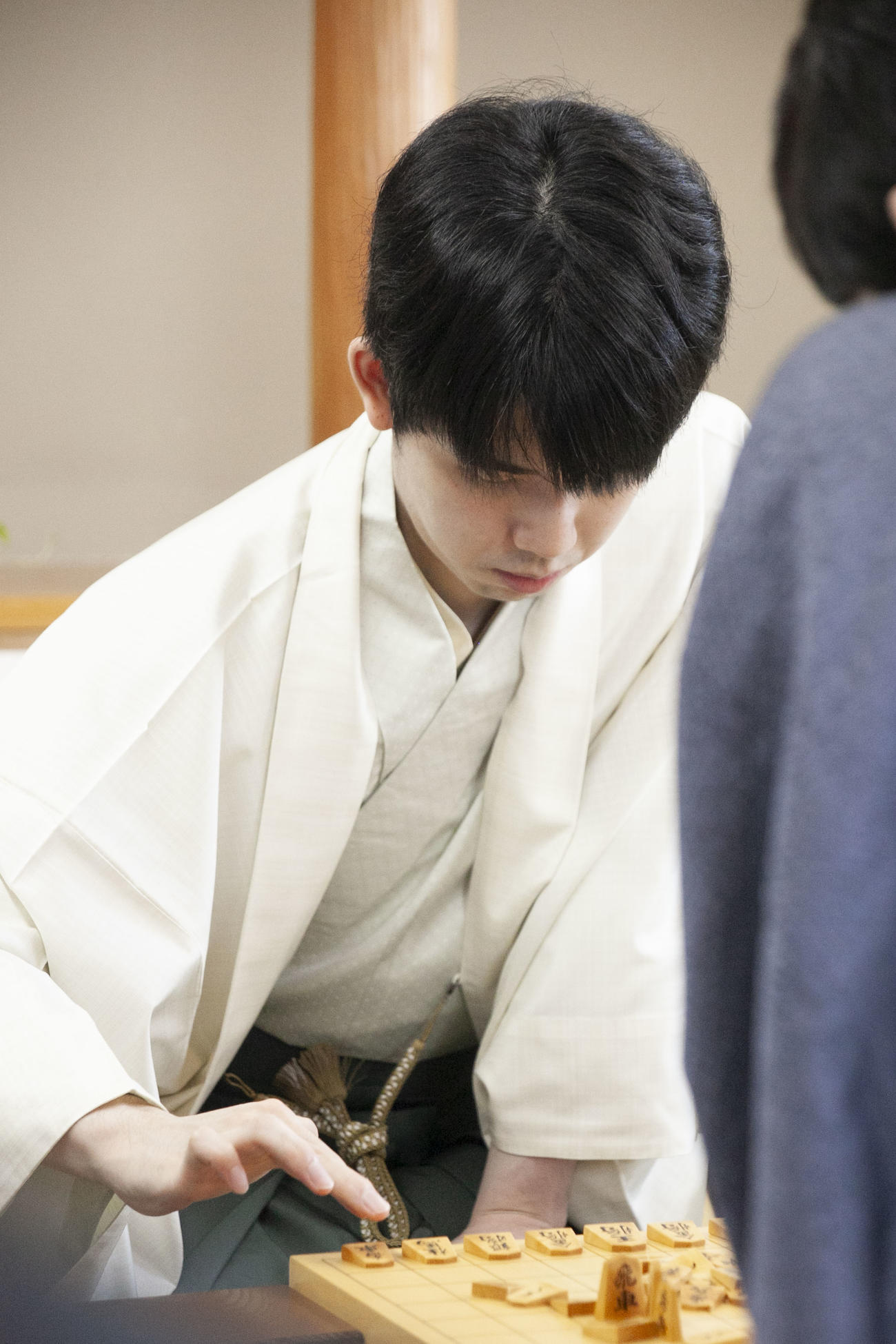 棋聖戦5番勝負第2局に臨んだ藤井聡太棋聖（日本将棋連盟提供）