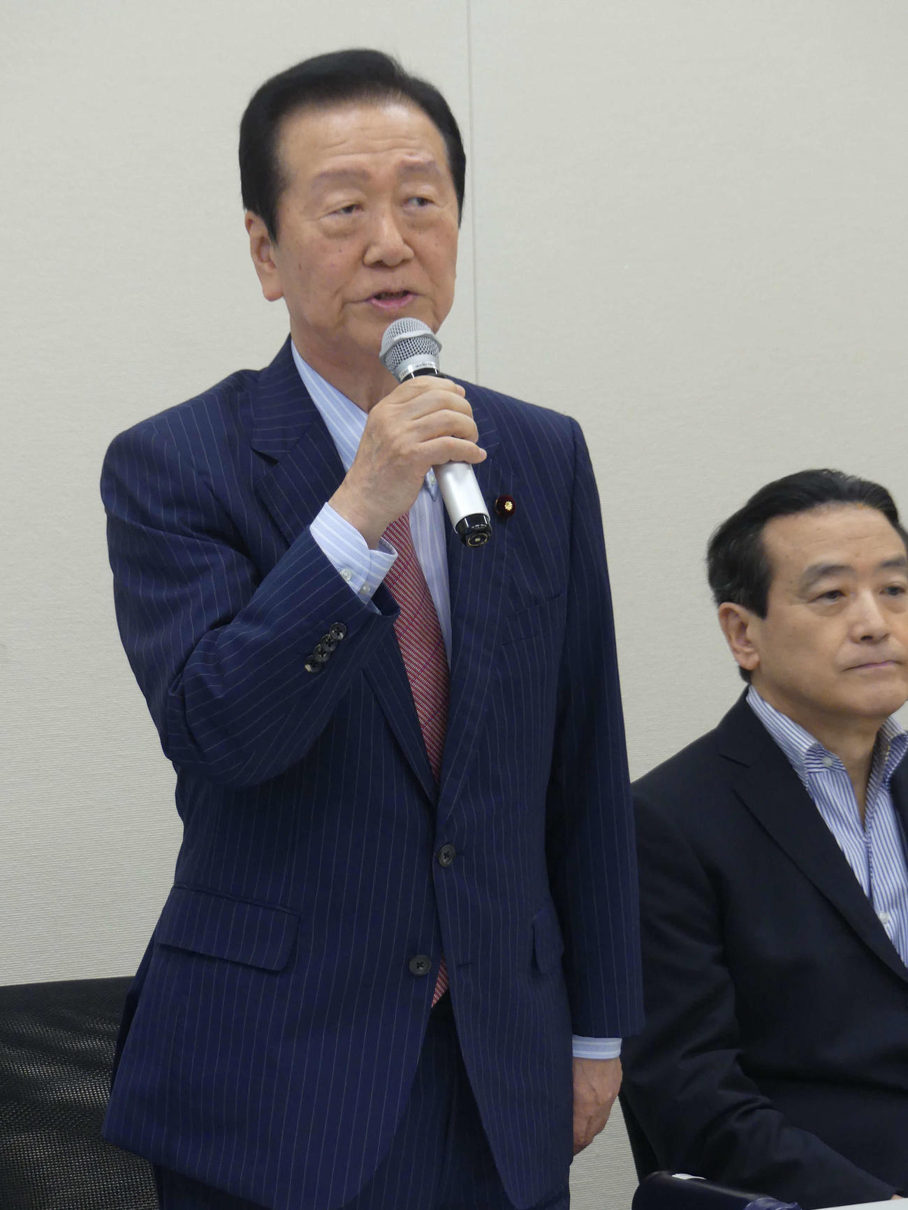 内閣不信任決議案提出を求める有志議員の会であいさつする立憲民主党の小沢一郎衆院議員。右は江田憲司衆院議員（撮影・中山知子）