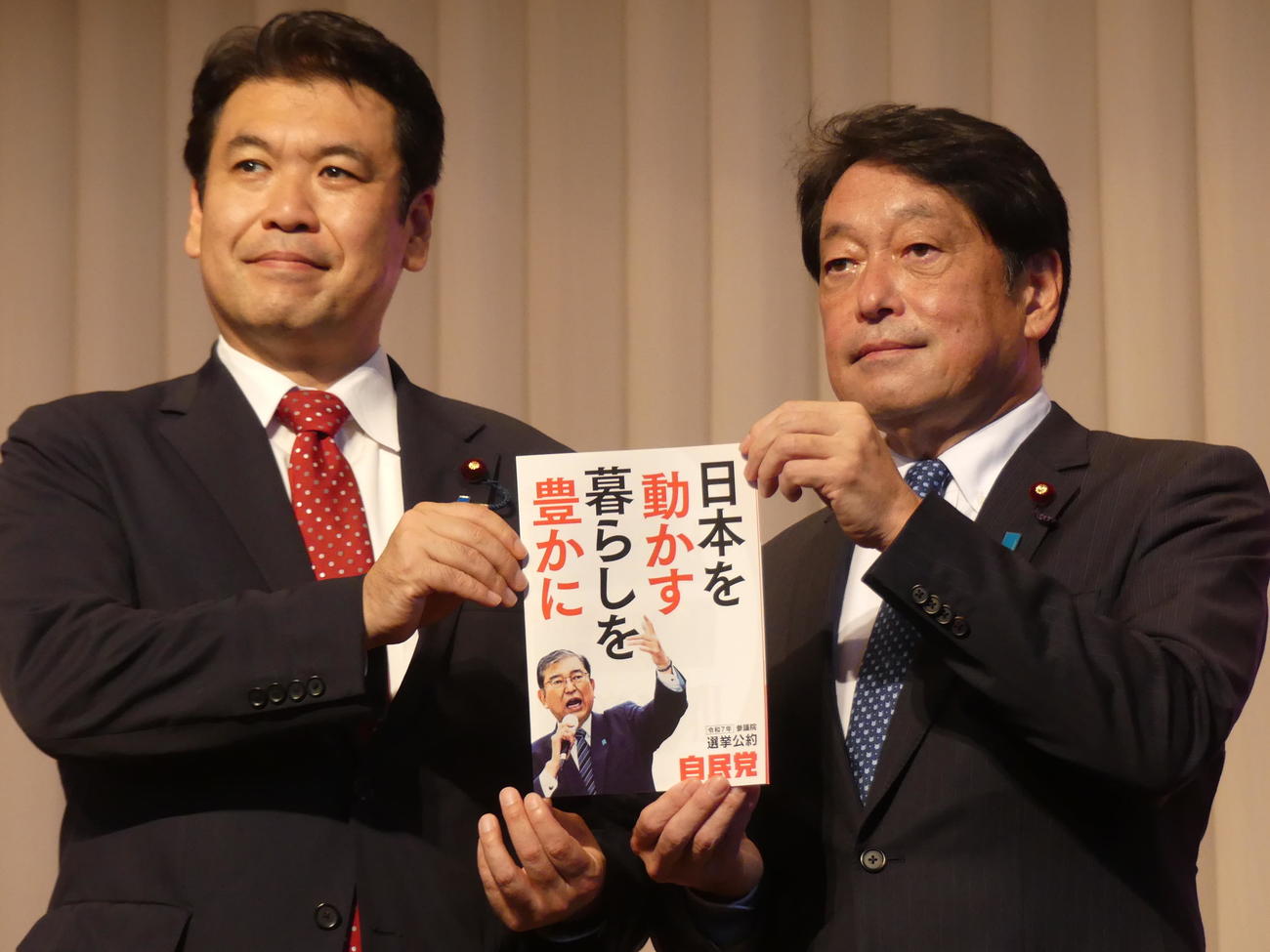 参院選で訴える公約を発表する自民党の小野寺五典政調会長。左は松本洋平衆院議員（撮影・中山知子）