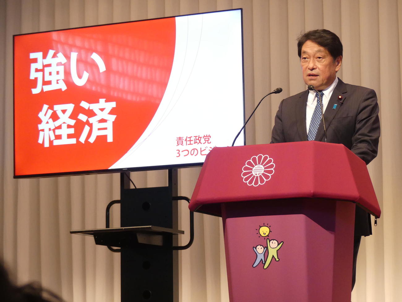 参院選で訴える公約を発表する自民党の小野寺五典政調会長（撮影・中山知子）