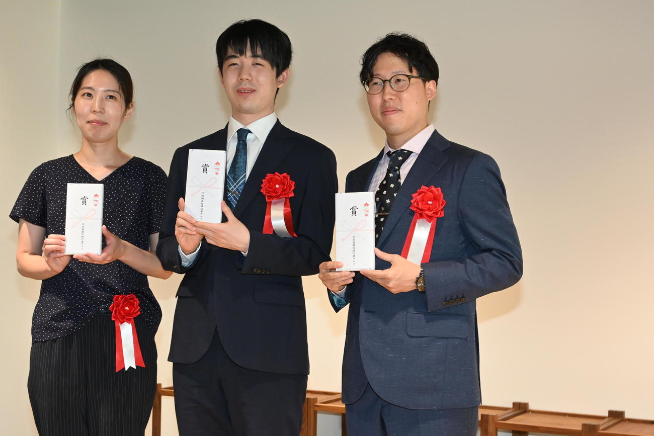 関西囲碁将棋記者クラブ賞の表彰式に出席した左から福間香奈6冠、藤井聡太7冠、井山裕太2冠（撮影・松浦隆司）