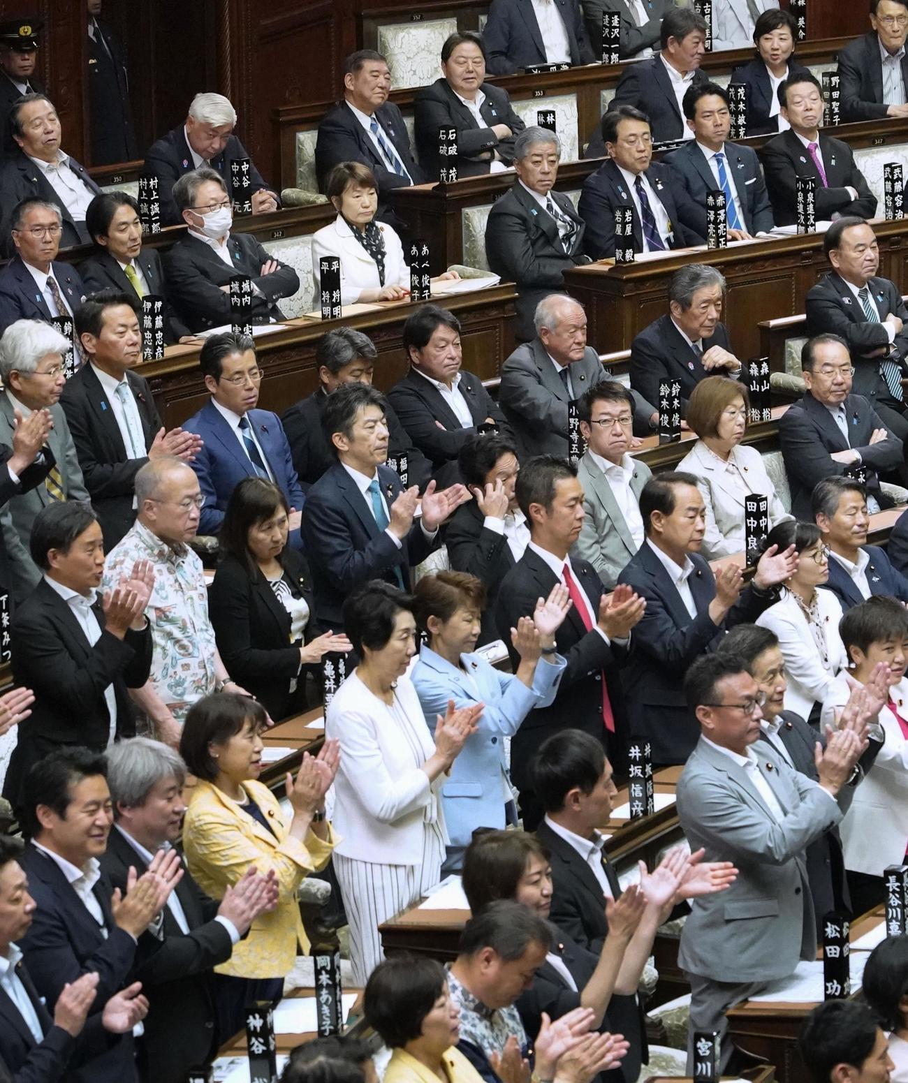 20日、ガソリン税の暫定税率廃止法案を野党の賛成多数で可決した衆院本会議。上段左から3人目は石破首相（共同）