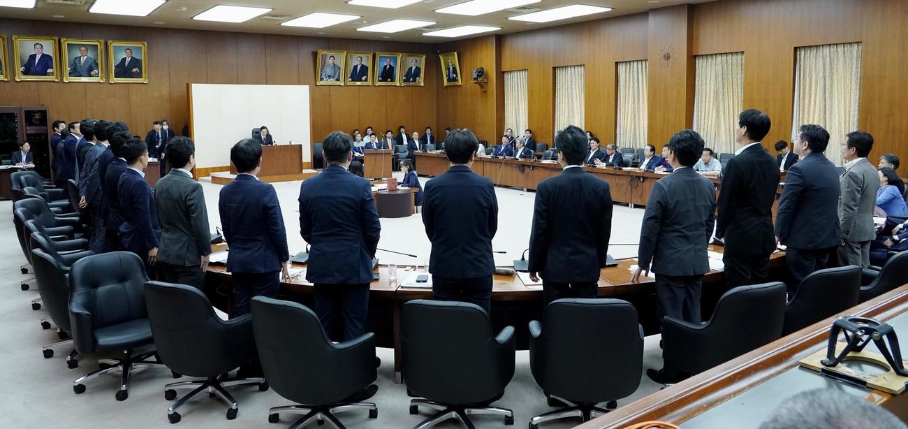 野党7党提出のガソリン税の暫定税率廃止法案を可決した衆院財務金融委（共同）