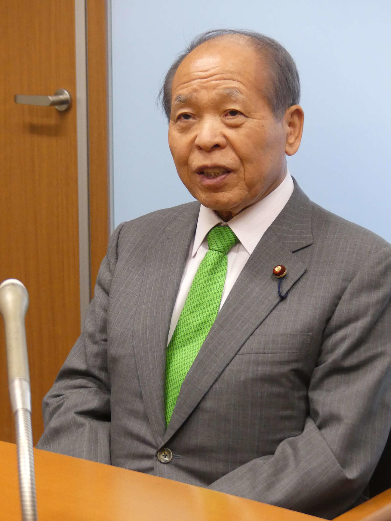 参院本会議で議員辞職が認められた後取材に応じる鈴木宗男前参院議員（撮影・中山知子）