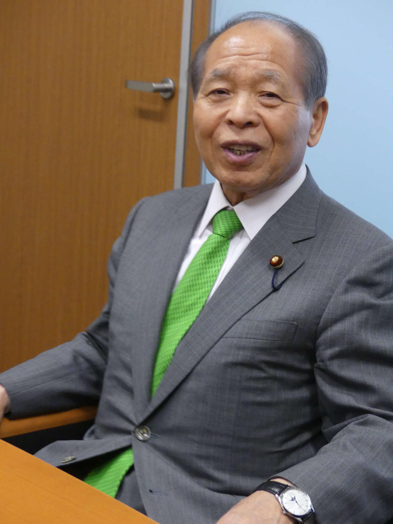 参院本会議で議員辞職が認められ、取材に応じる鈴木宗男氏