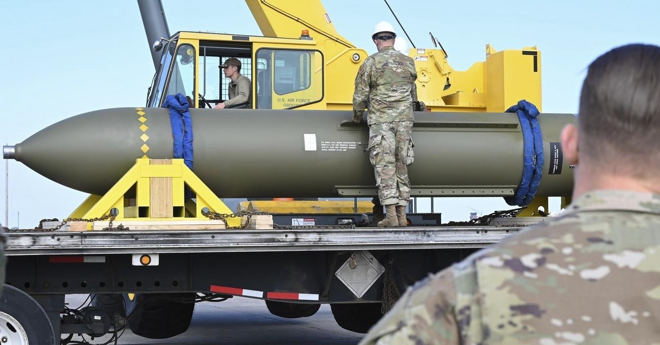 特殊貫通弾（バンカーバスター）GBU57と米兵＝2023年5月、米ミズーリ州（米空軍提供・AP＝共同）