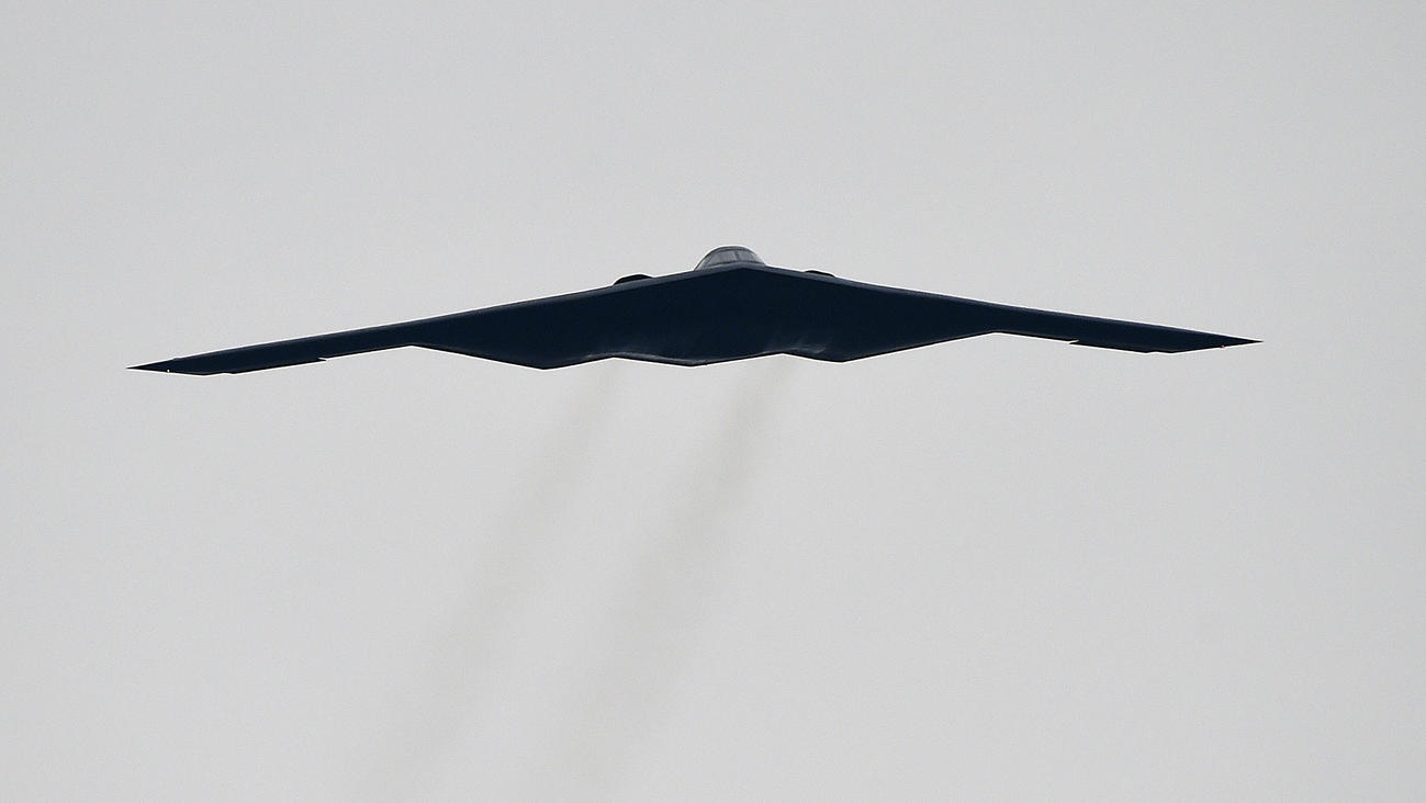 2015年10月、米アラバマ州を飛行する米軍のB2ステルス戦略爆撃機（AP＝共同）