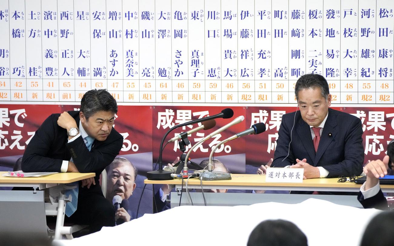 東京都議選の開票速報を見つめる自民党の木原選対委員長（左）と東京都連の井上会長（共同）