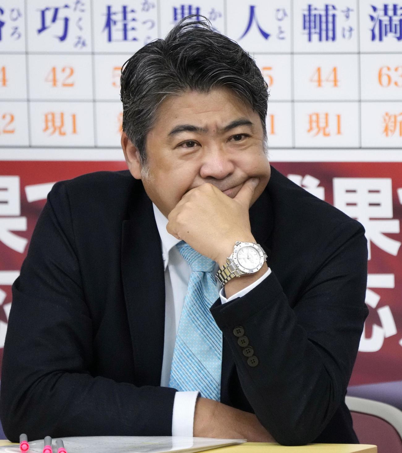 東京都議選の開票速報を見つめる自民党の木原選対委員長（共同）