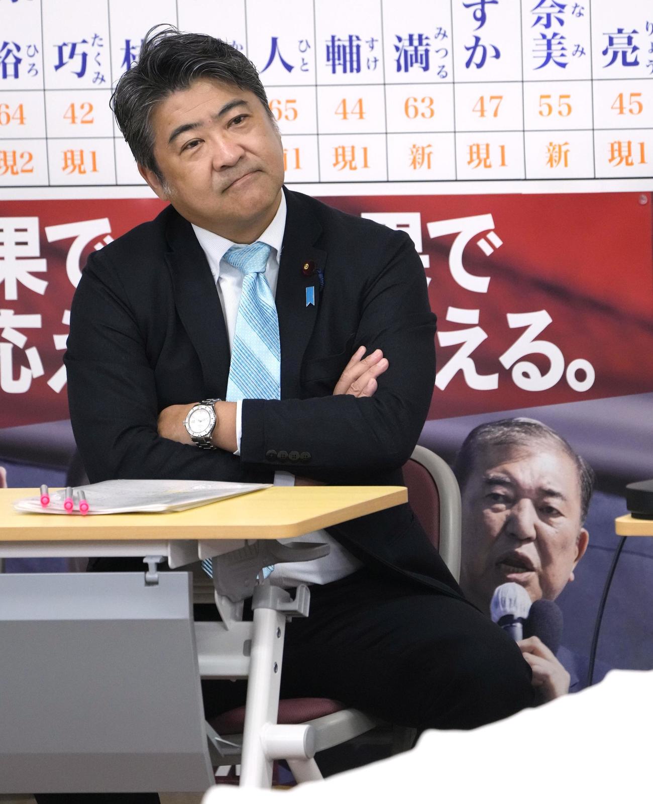 東京都議選の開票速報を見つめる自民党の木原選対委員長（共同）