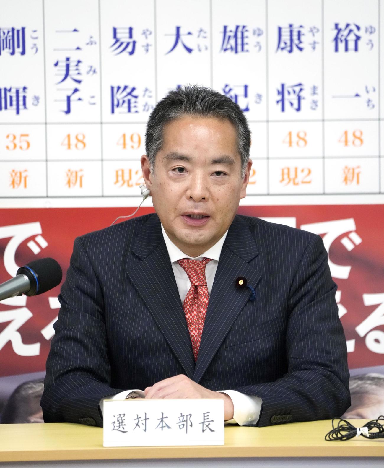メディアのインタビューに答える自民党東京都連の井上会長（共同）