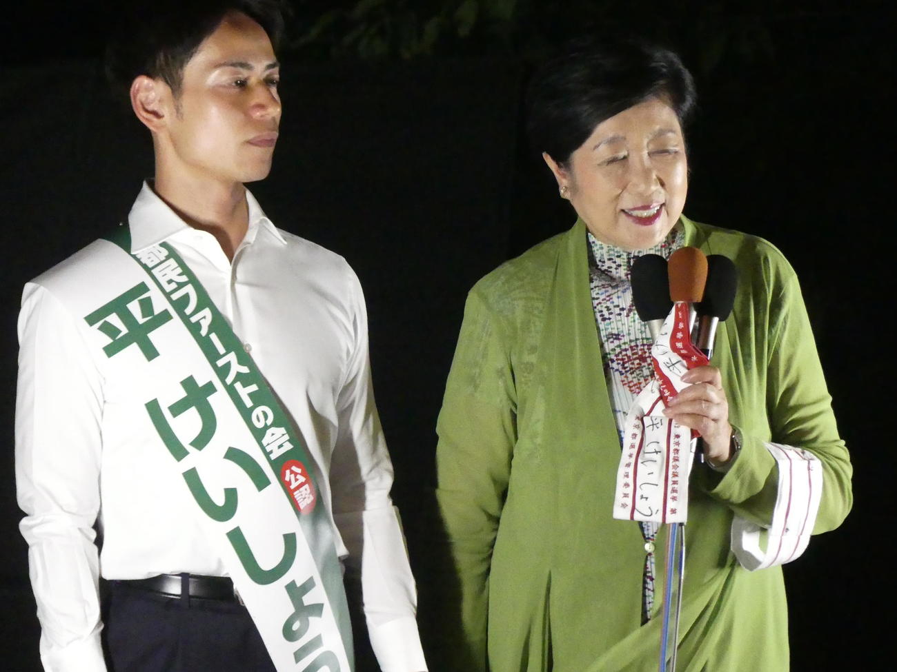 都議選最終日、小池百合子知事（右）の応援を受ける都民ファーストの会の平慶翔氏（2025年6月21日）