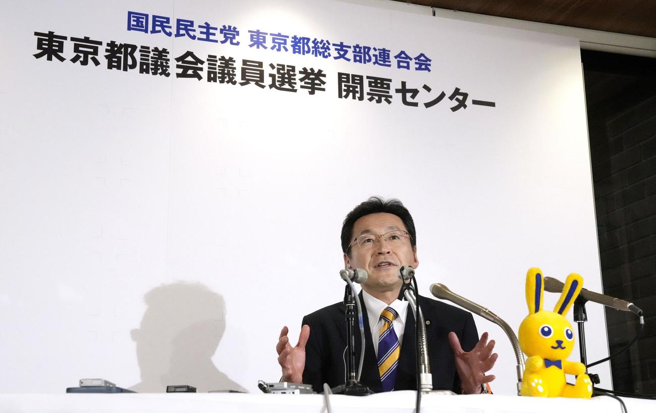 東京都議選の開票が進む中、メディアのインタビューに答える国民民主党の礒崎都連会長（共同）