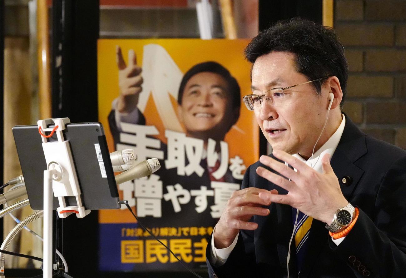 東京都議選の開票が進む中、メディアのインタビューに答える国民民主党の礒崎都連会長（共同）