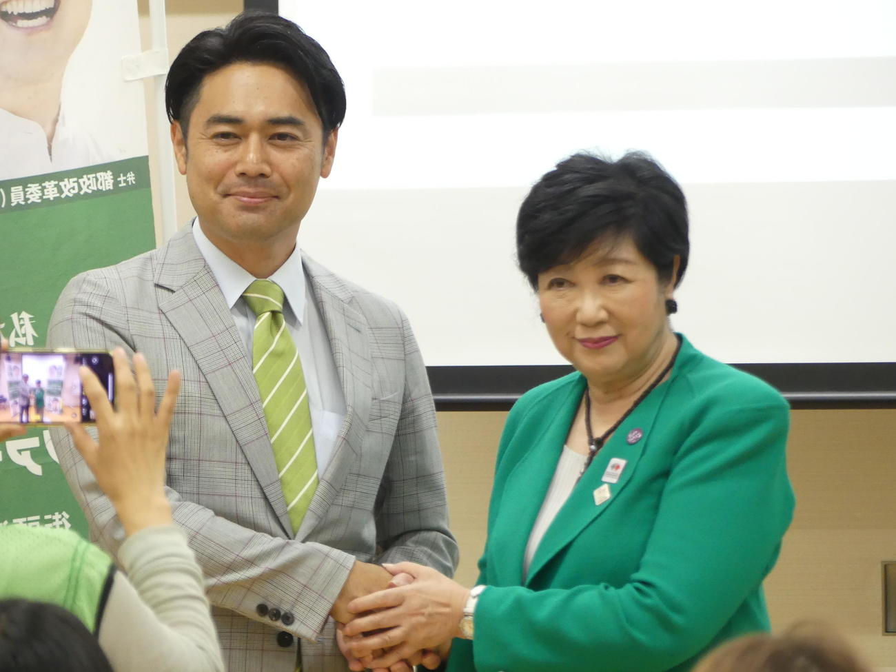 東京都議選で初当選した都民ファーストの会の高野貴裕氏（左）と小池百合子都知事（2025年6月6日撮影）