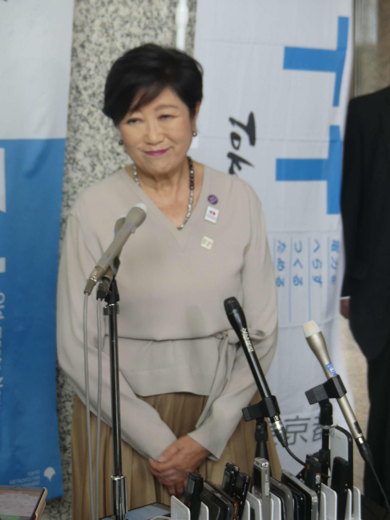 東京都議選から一夜明け、取材に応じる東京都の小池百合子知事＝（撮影・中山知子）