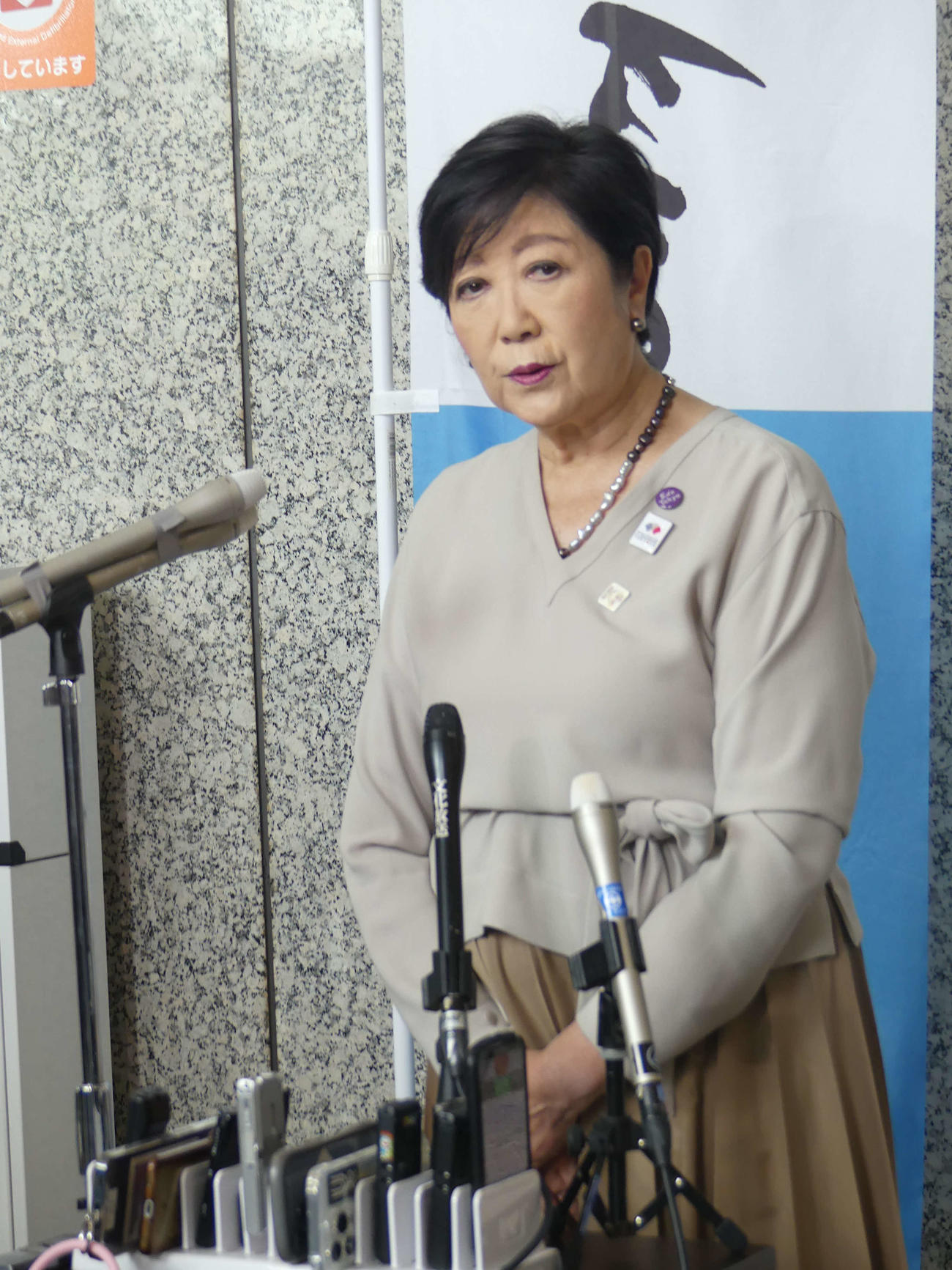東京都議選から一夜明け、取材に応じる東京都の小池百合子知事（撮影・中山知子）