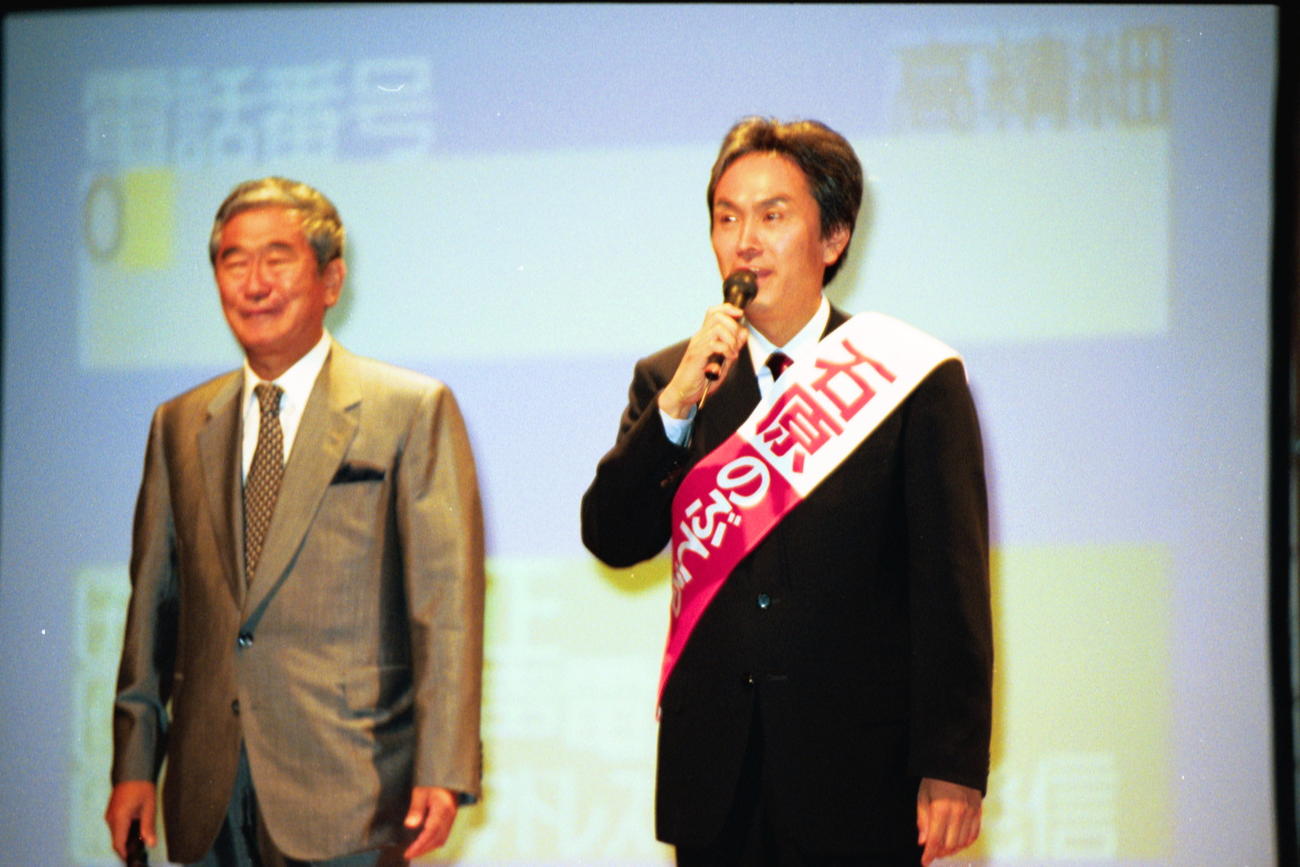 第42回衆議院総選での石原慎太郎都知事と石原伸晃氏（右）（2000年6月）