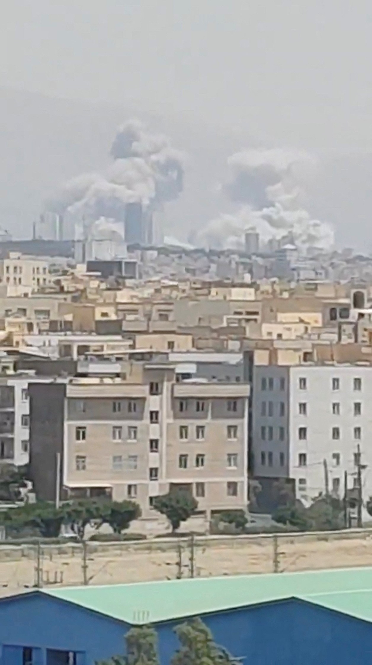 23日、イスラエルと交戦するイランの首都テヘランで、立ち上る煙（ソーシャルメディアの動画から、ロイター＝共同）