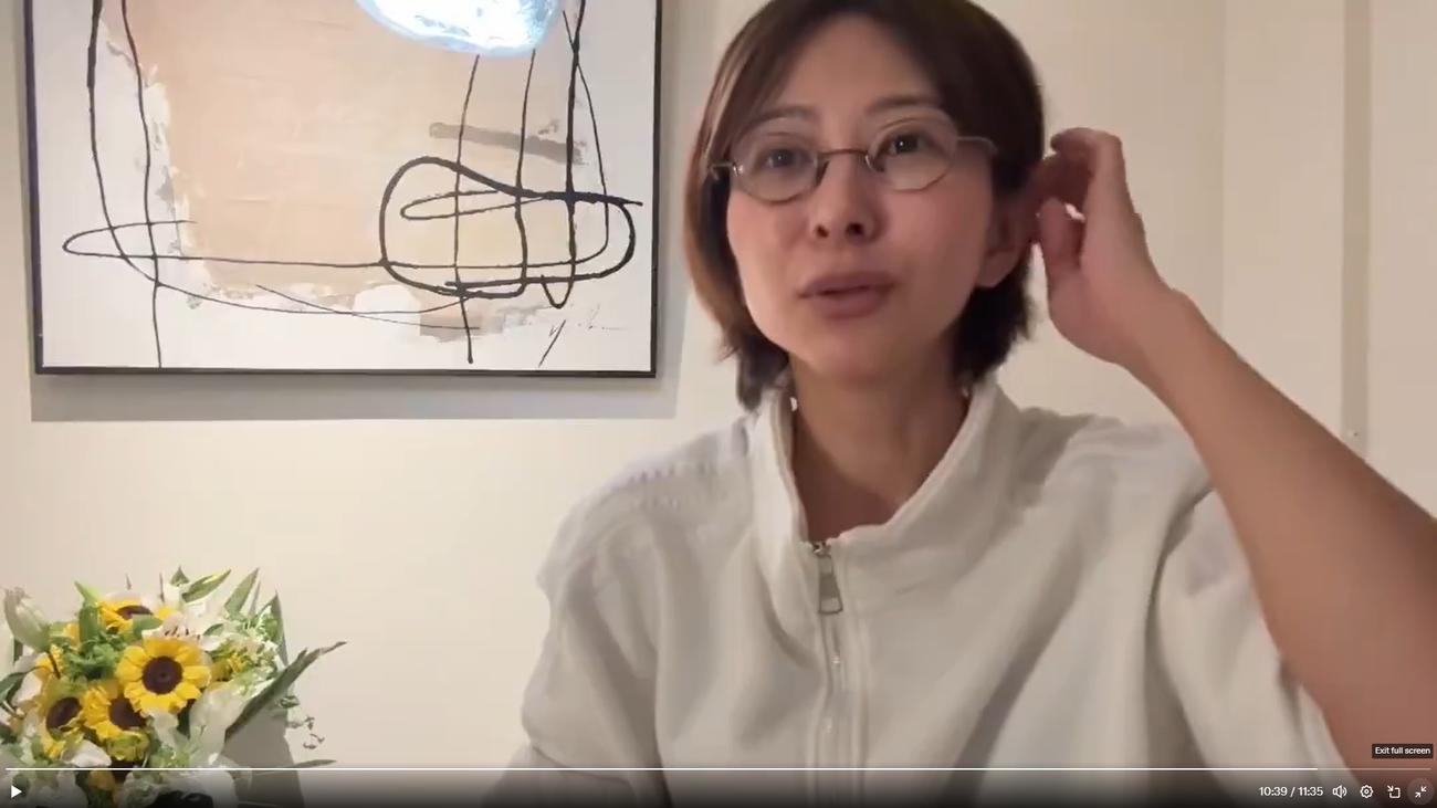 髪をかき上げる佐藤沙織里氏（Xから）