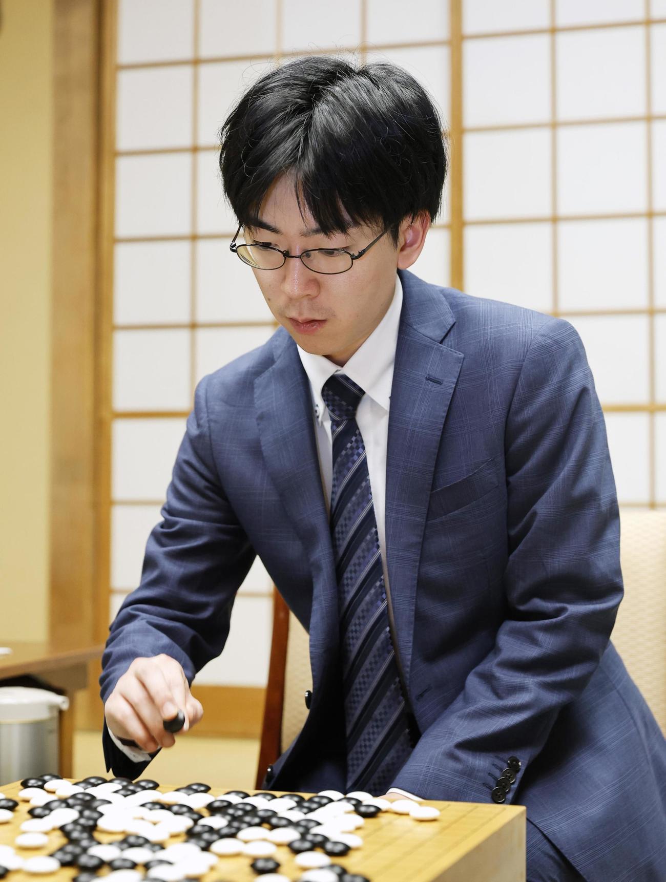 囲碁の第50期碁聖戦第1局で先勝し、対局を振り返る芝野虎丸十段（共同）