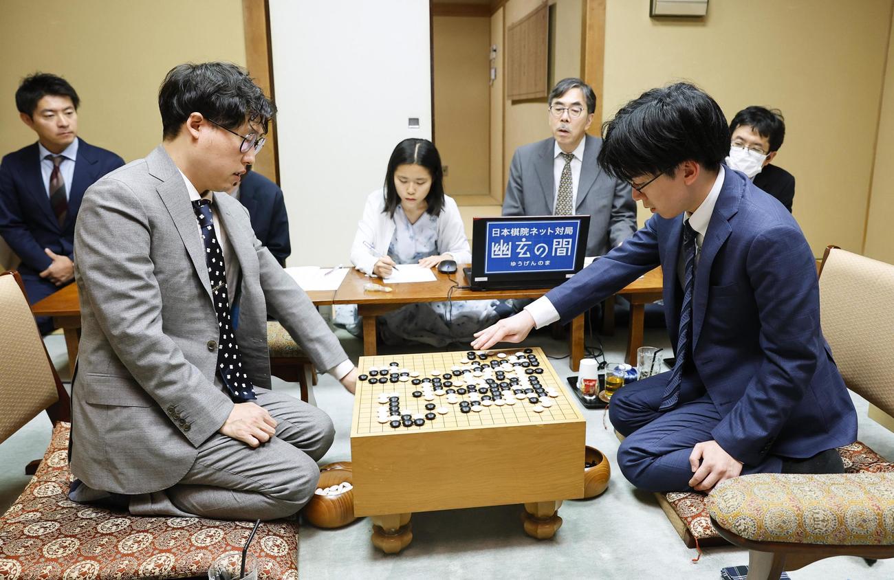 囲碁の第50期碁聖戦第1局で井山裕太碁聖（左）に先勝し、対局を振り返る芝野虎丸十段（共同）