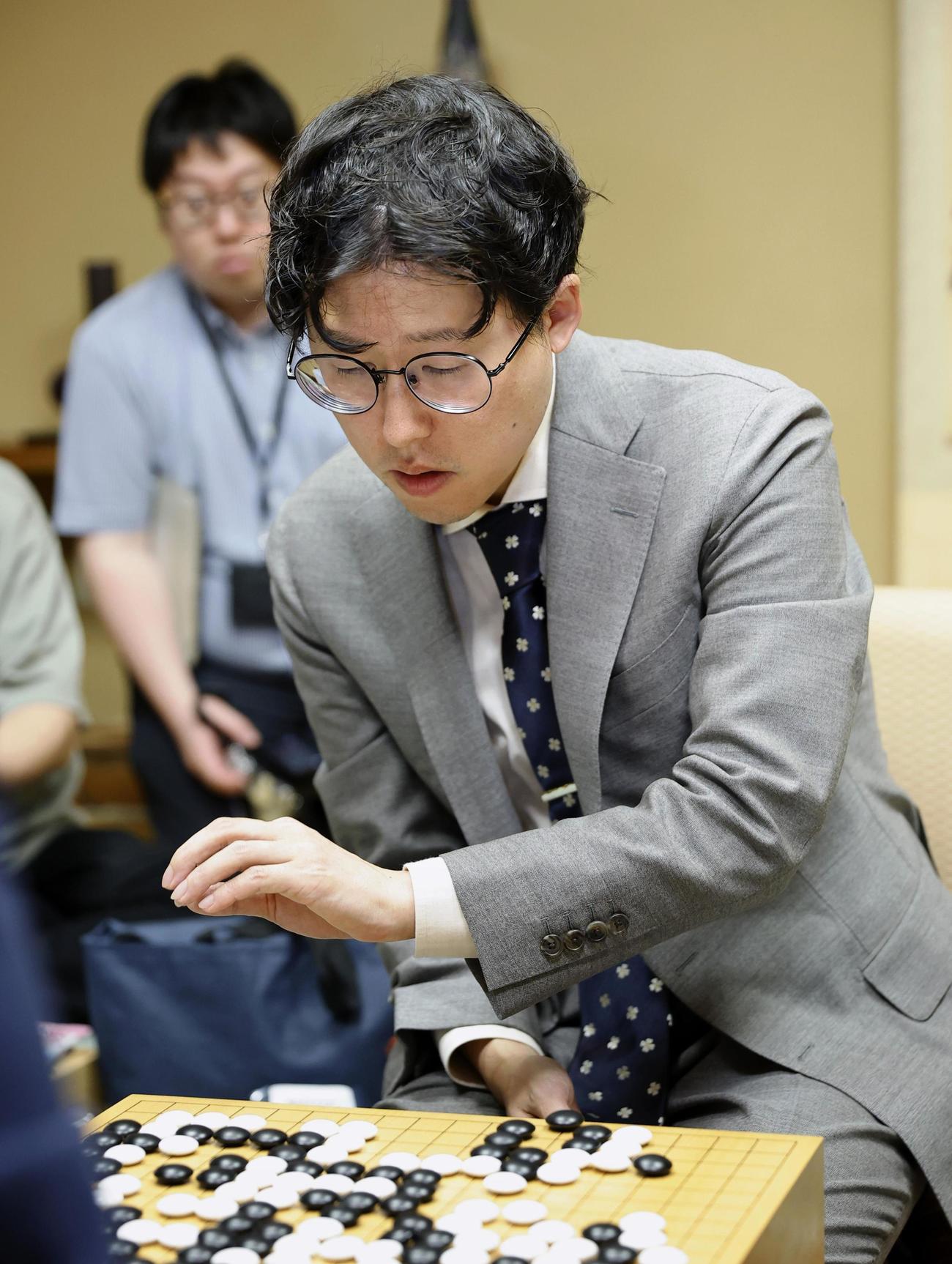 囲碁の第50期碁聖戦第1局で敗れた井山裕太碁聖（共同）