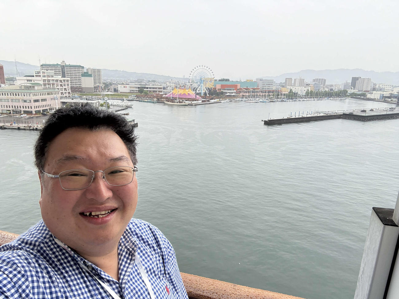 清水港を背景に撮影したダイヤモンド・プリンセス号上の鳥海高太朗氏