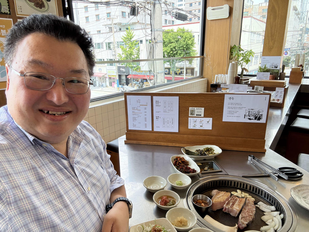 韓国・釜山でサムギョプサルに舌鼓を打つ鳥海高太朗氏