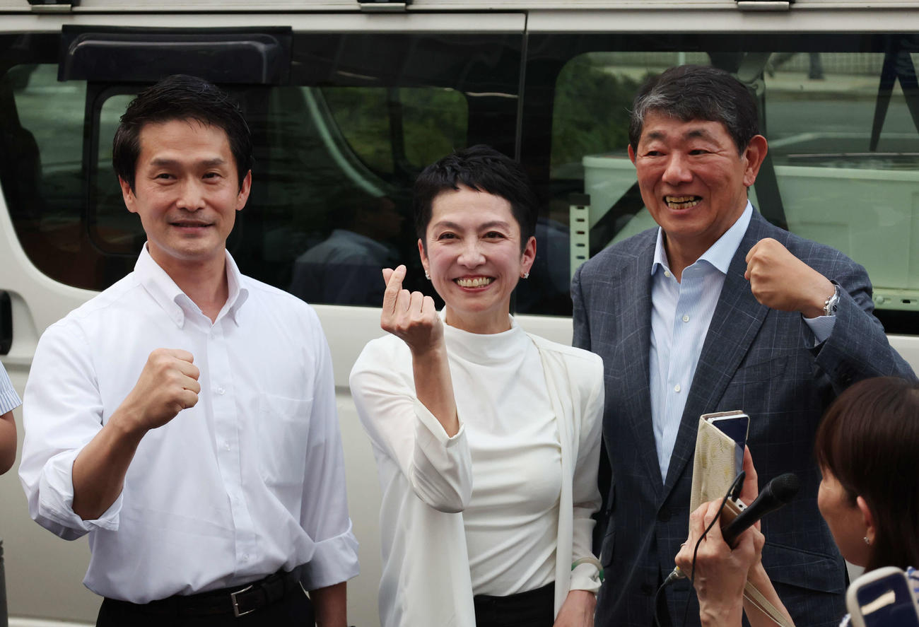 東京都内で街頭演説し、カメラに指ハートをする蓮舫党参院全国比例総支部長（中央）左は小川淳也党幹事長、右は手塚よしお衆議院議員（撮影・増田悦実）