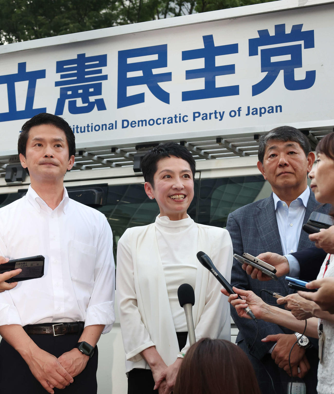 東京都内で街頭演説をし、囲み取材を受ける蓮舫党参院全国比例総支部長（中央）左は小川淳也党幹事長、右は手塚よしお衆議院議員（撮影・増田悦実）