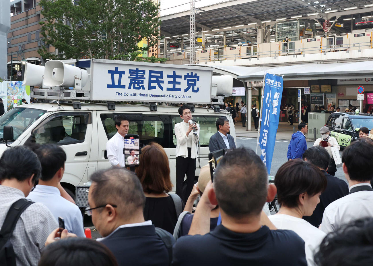 東京都内で街頭演説する蓮舫党参院全国比例総支部長（奥中央）（撮影・増田悦実）