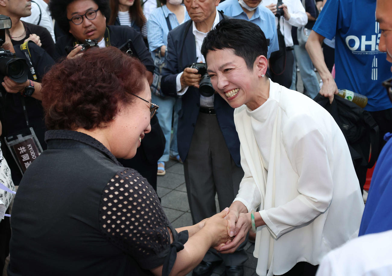 東京都内で街頭演説をし、支持者と握手を交わす蓮舫党参院全国比例総支部長（撮影・増田悦実）