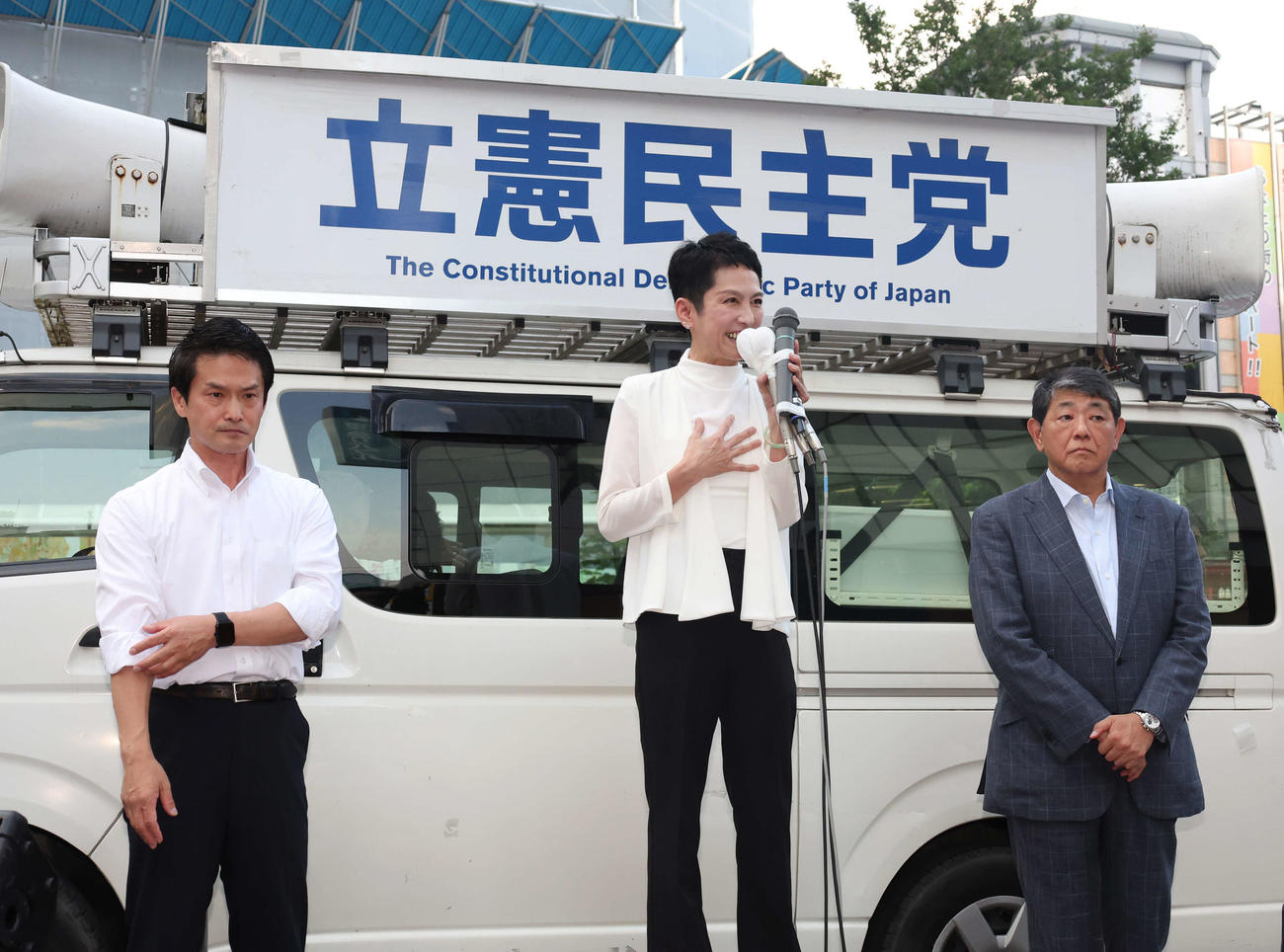 東京都内で街頭演説する蓮舫党参院全国比例総支部長（中央）左は小川淳也党幹事長、右は手塚よしお衆議院議員（撮影・増田悦実）