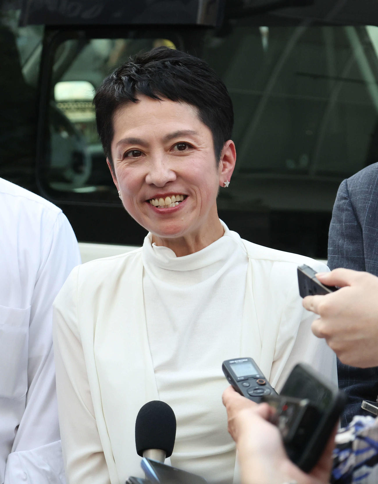 東京都内で街頭演説をし、囲み取材を受ける蓮舫党参院全国比例総支部長（撮影・増田悦実）