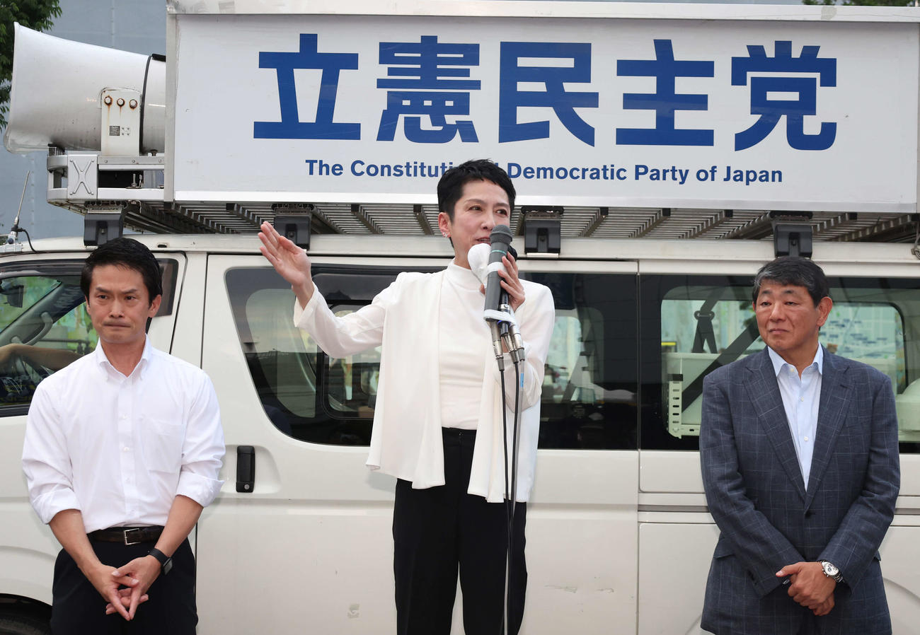東京都内で街頭演説する蓮舫党参院全国比例総支部長（中央）左は小川淳也党幹事長、右は手塚よしお衆議院議員（撮影・増田悦実）