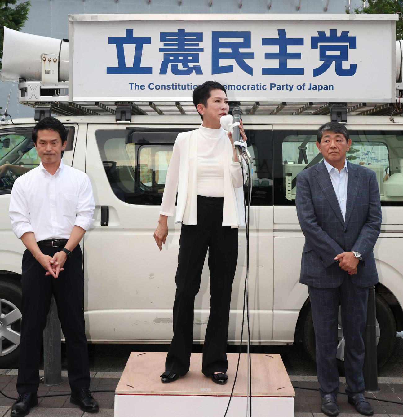 東京都内で街頭演説する蓮舫党参院全国比例総支部長（中央）左は小川淳也党幹事長、右は手塚よしお衆議院議員（撮影・増田悦実）