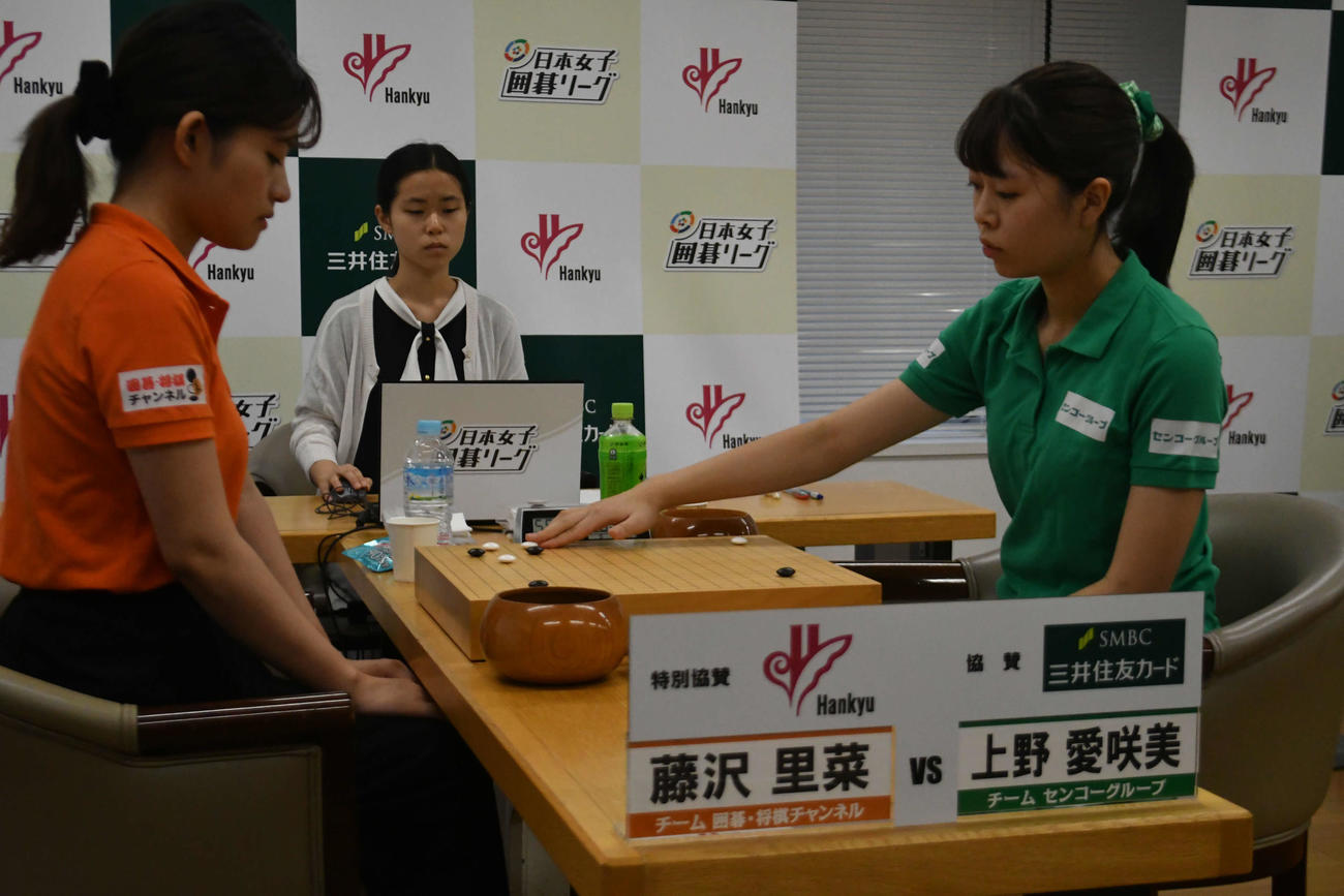 主将戦は藤沢里菜女流本因坊（左）対上野愛咲美女流名人・女流立葵杯の女流2強対決