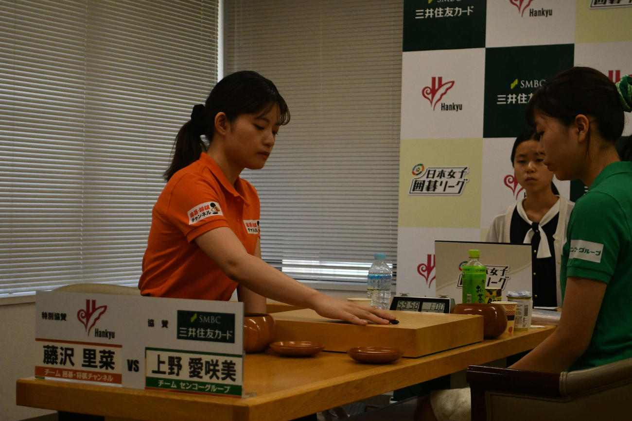 チーム囲碁・将棋チャンネル主将の藤沢里菜女流本因坊（左）