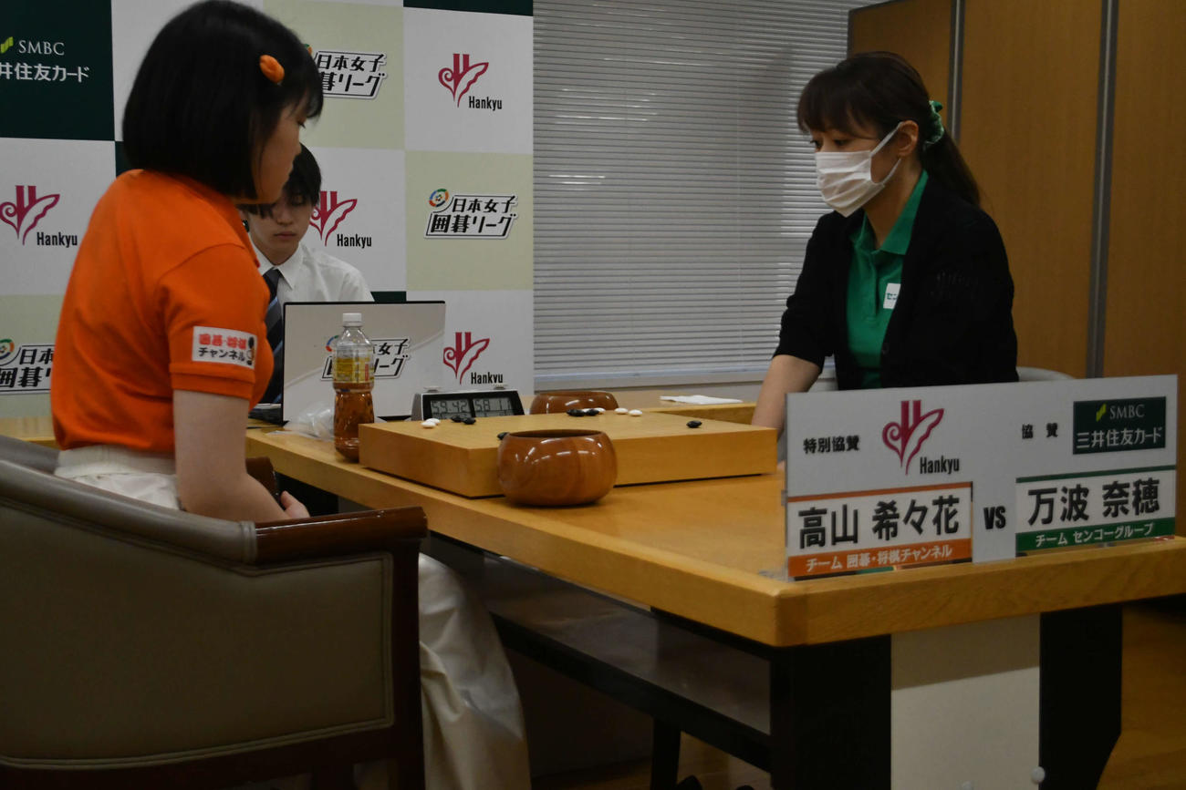 三将戦は高山希々花初段（左）対万波奈穂四段（右）