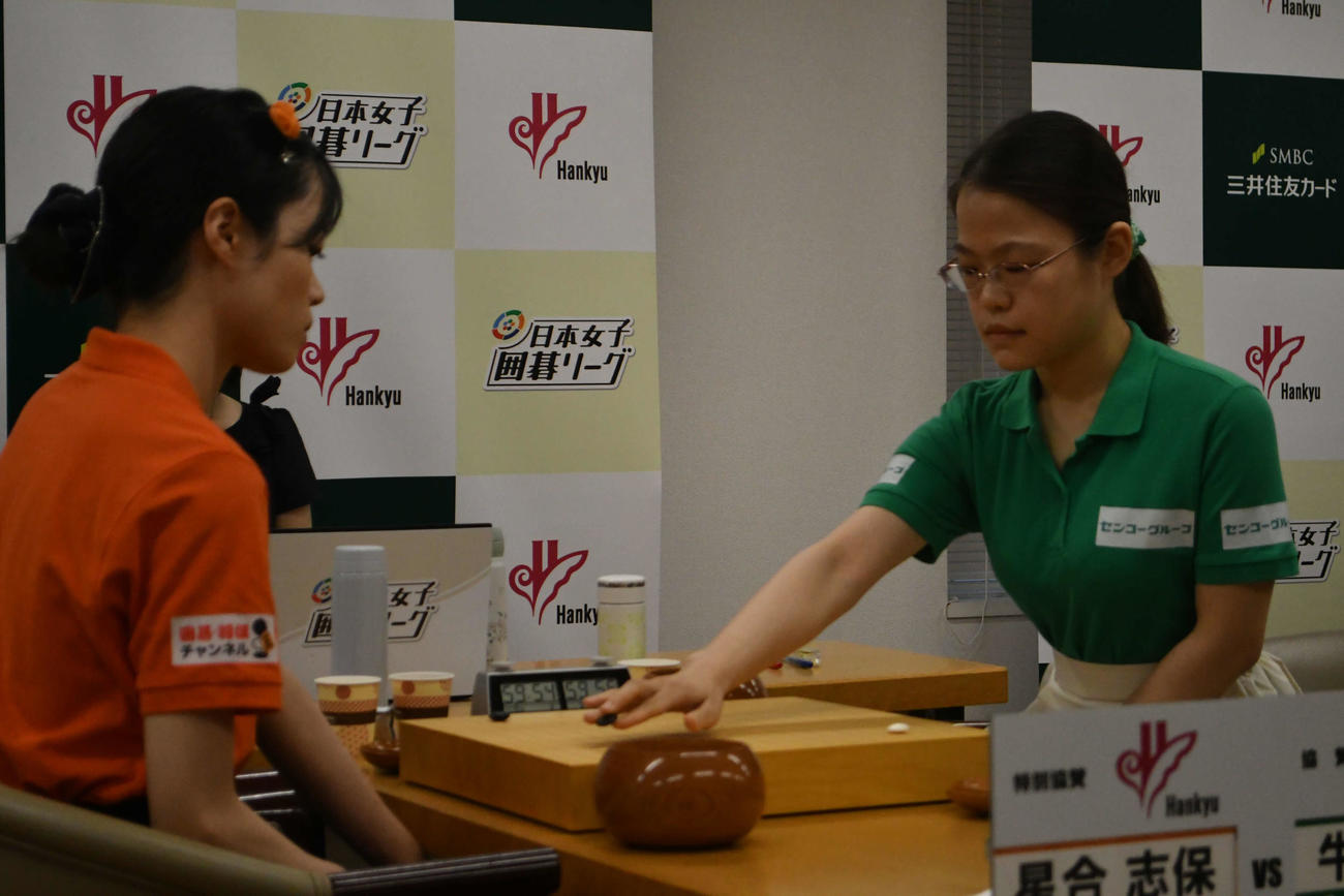 チームセンコーグループ副将の牛栄子四段（右）