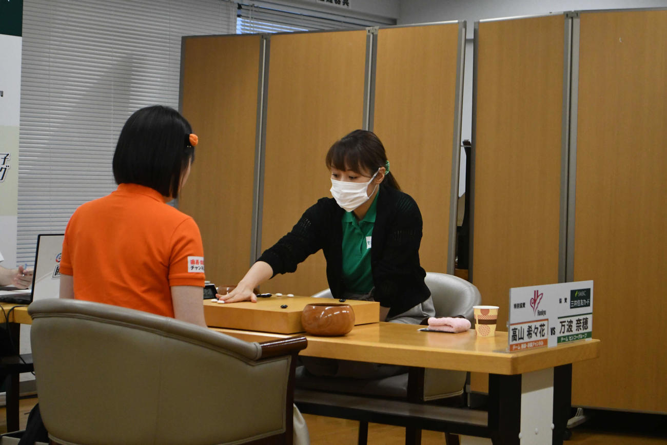 チームセンコーグループ三将の万波奈穂四段（右）